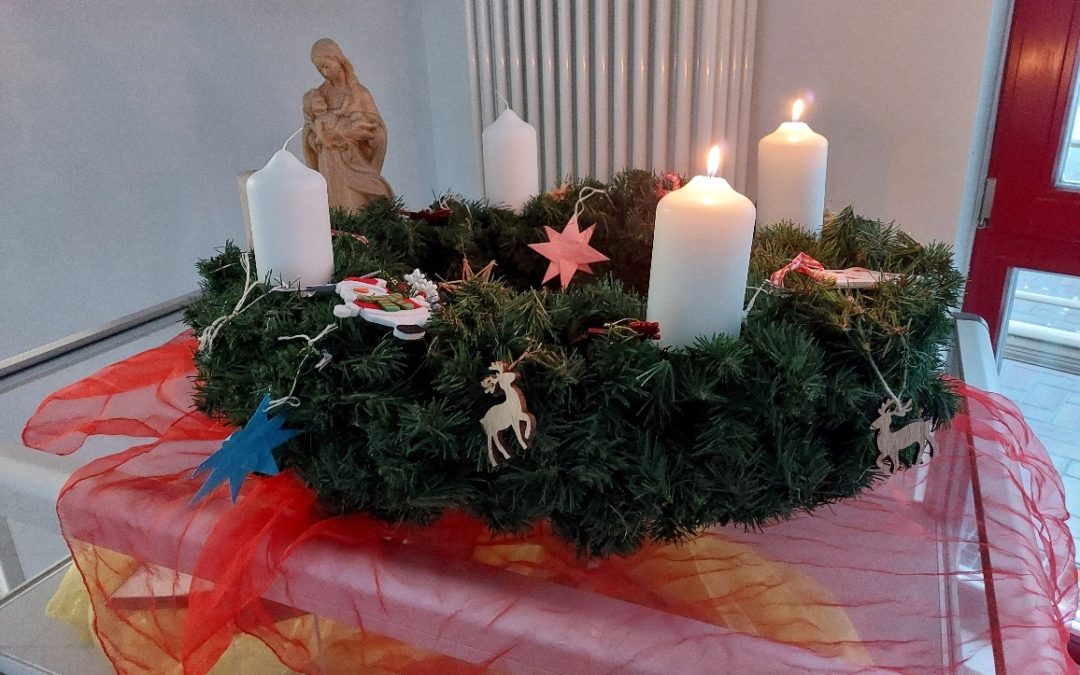 Wir sagen Euch an, den lieben Advent. Sehet die 2. Kerze brennt…